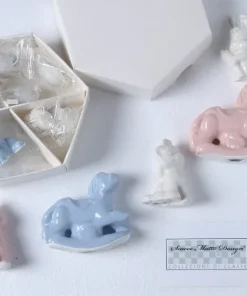 BOMBONIERA KIT BATTESIMO BOX CONFETTATA Ceramica dipinta a scelta: CAVALLO A DONDOLO, CONIGLIETTO, GATTINO